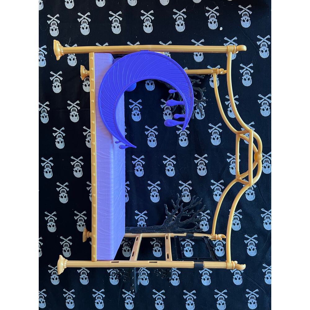 Clawdeen Monster High Canopy Style Bed - Picture 3 of 6